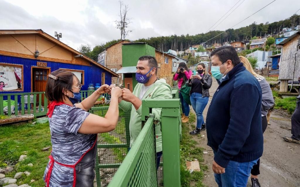 EL INTENDENTE JUNTO A DURÉ Y YUTROVIC RECORRIERON MERENDEROS SOLIDARIOS DE LA CIUDAD EL INTENDENTE JUNTO A DURÉ Y YUTROVIC RECORRIERON MERENDEROS SOLIDARIOS DE LA CIUDAD