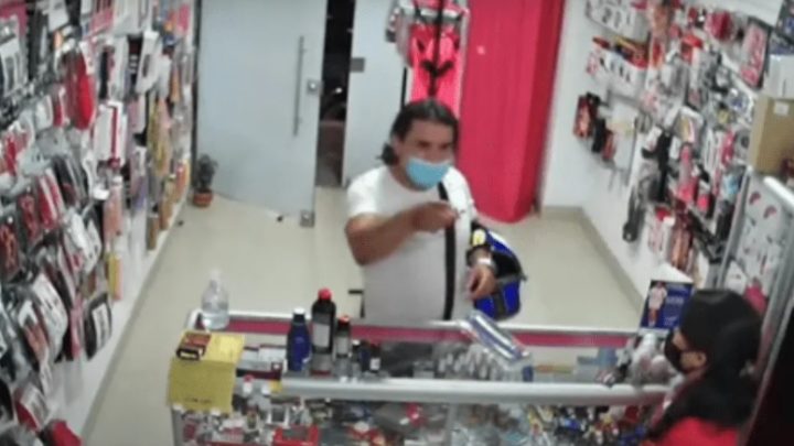Entró A Un Sex Shop, Distrajo A La Vendedora Y Se Robó Un Consolador