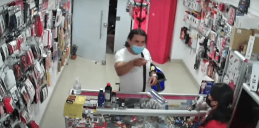 Entró A Un Sex Shop, Distrajo A La Vendedora Y Se Robó Un Consolador Entró A Un Sex Shop, Distrajo A La Vendedora Y Se Robó Un Consolador