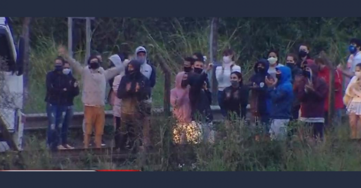 Escándalo en la frontera con Brasil: 50 argentinos volvían en micro y no los dejan pasar