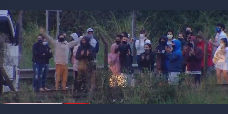 Escándalo en la frontera con Brasil: 50 argentinos volvían en micro y no los dejan pasar
