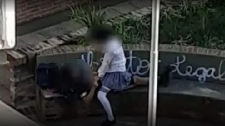 Con uniforme y todo, parejita hizo el delicioso en la plaza: los vieron todos