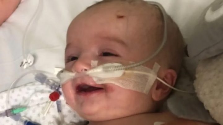 Tiene 14 meses, sufrió un paro cardíaco y despertó del coma con una sonrisa (sí, hay fotos)