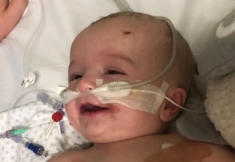 Tiene 14 meses, sufrió un paro cardíaco y despertó del coma con una sonrisa (sí, hay fotos)