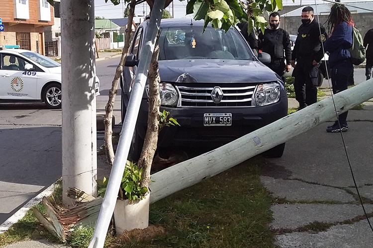Choque uno de los vehículo termino en la vereda y el otro huyo del lugar