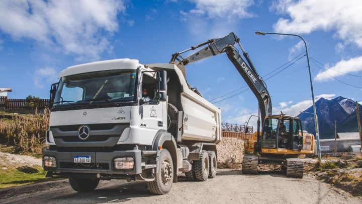 COMENZARON LOS TRABAJOS EN LA CALLE TIERRA DE HIELOS DENTRO DEL PLAN DE OBRAS 2021 DE LA MUNICIPALIDAD DE USHUAIA