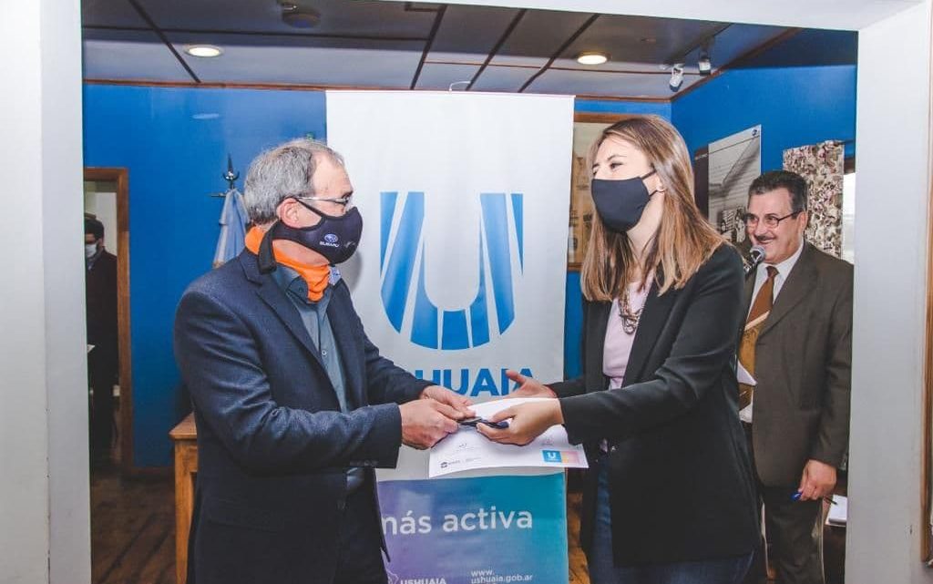 LA MUNICIPALIDAD HOMENAJEÓ A LOS DOCENTES BICONTINENTALES EN SU DÍA