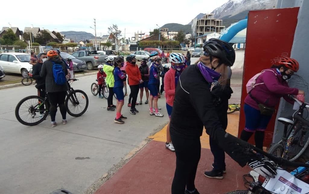 150 PERSONAS PARTICIPARON DE LA BICICLETEADA “PEDALEANDO POR LA IGUALDAD” 150 PERSONAS PARTICIPARON DE LA BICICLETEADA “PEDALEANDO POR LA IGUALDAD”