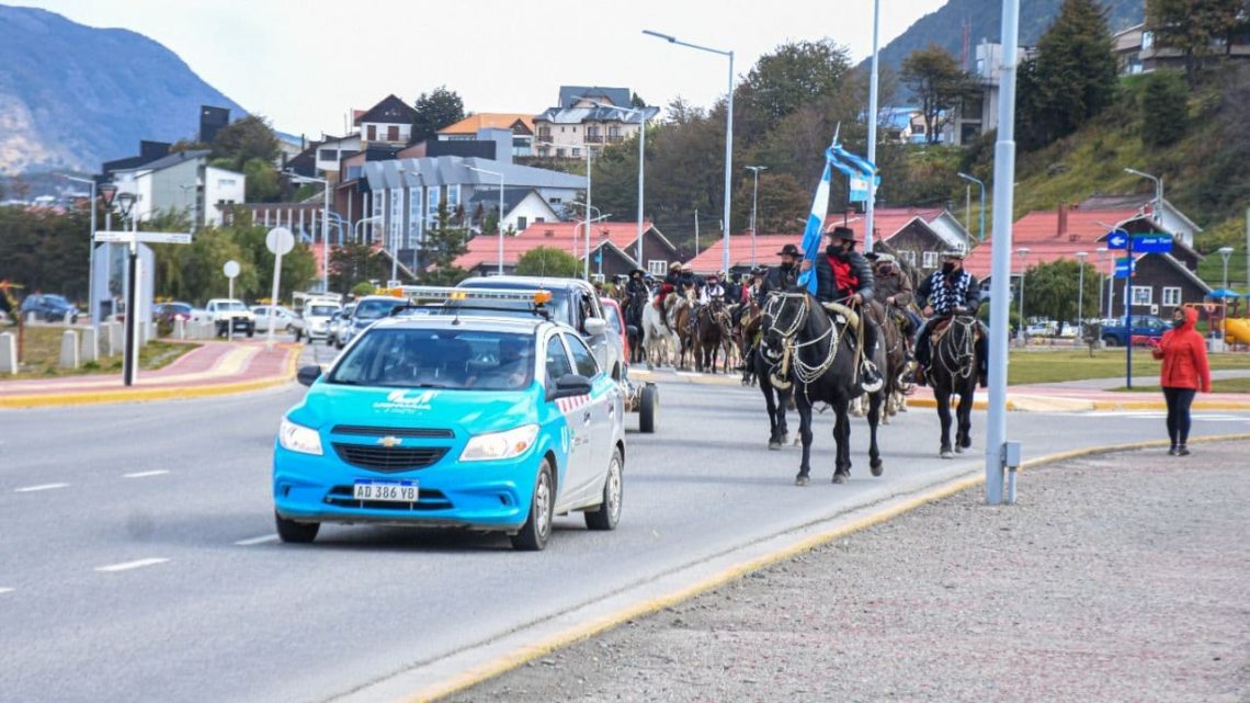 SE REALIZÓ UN PASEO CRIOLLO POR EL DÍA DEL CABALLO FUEGUINO