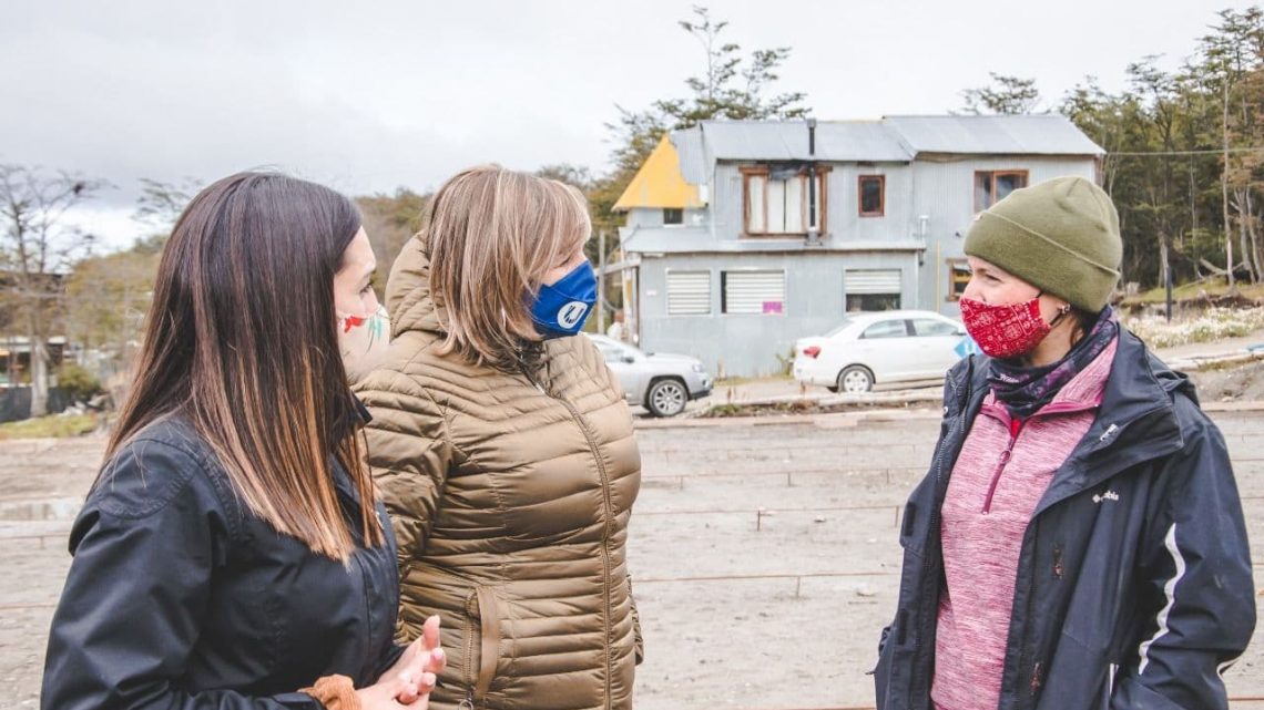 LA MUNICIPALIDAD COLOCÓ EL HORMIGÓN DEL PRIMER PLAYÓN DEPORTIVO DEL BARRIO DE ANDORRA