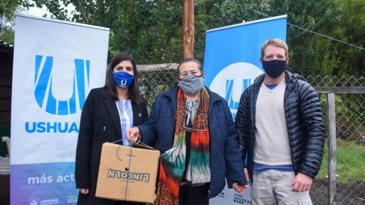 LA MUNICIPALIDAD ENTREGÓ 300 POLLITAS A FAMILIAS DE LA CIUDAD