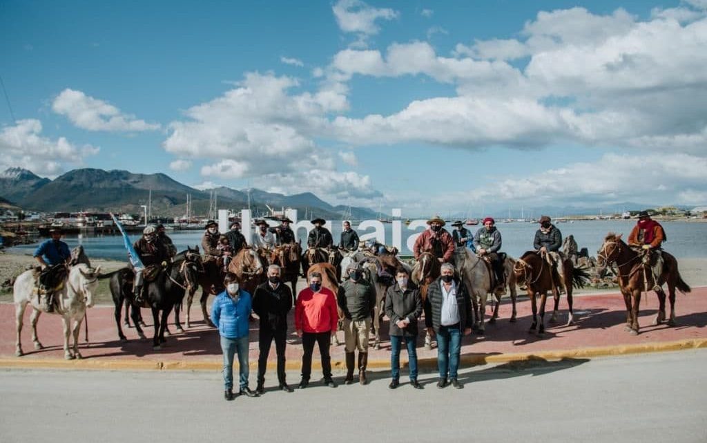 LA MUNICIPALIDAD RECIBIÓ A MARCOS VILLAMIL, QUIEN UNE LA ARGENTINA A CABALLO