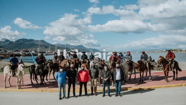 LA MUNICIPALIDAD RECIBIÓ A MARCOS VILLAMIL, QUIEN UNE LA ARGENTINA A CABALLO