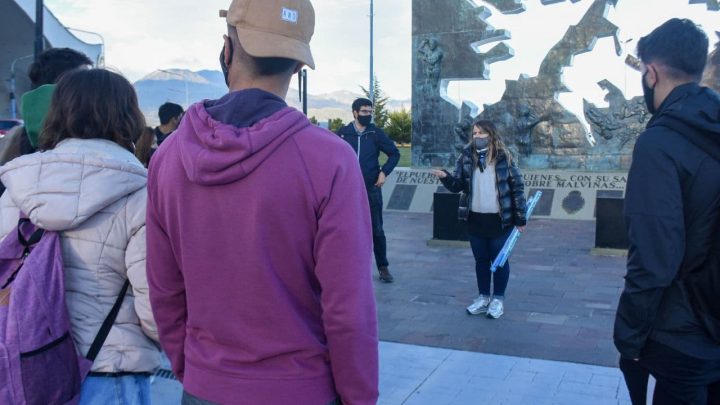 ESTUDIANTES DE LA ESCUELA EXPERIMENTAL LAS LENGAS PARTICIPARON DE LA RECORRIDA GUIADA POR LA PLAZA ISLAS MALVINAS