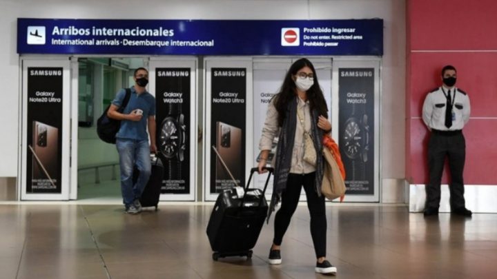 Prohibición de ingreso de turistas, suspensión de vuelos y requisitos especiales: las nuevas medidas que regirán hasta el 30 de abril