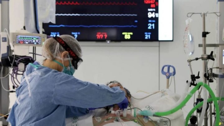 Hay cada vez más jóvenes internados por coronavirus y temen por un colapso sanitario