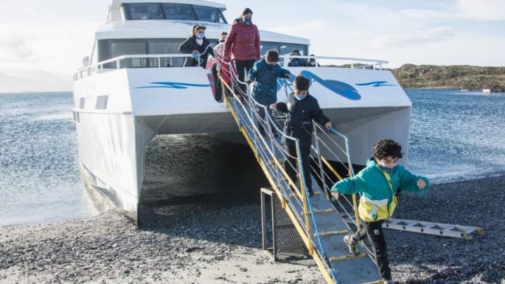 Niños de Ushuaia recorrieron por primera vez en catamarán el canal Beagle