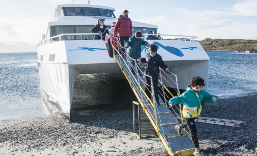 Niños de Ushuaia recorrieron por primera vez en catamarán el canal Beagle Niños de Ushuaia recorrieron por primera vez en catamarán el canal Beagle