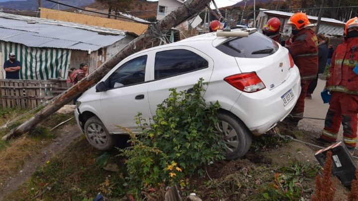 Un vehículo chocó contra un poste de alumbrado eléctrico en Ushuaia