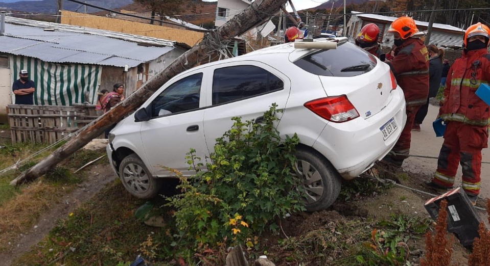 Un vehículo chocó contra un poste de alumbrado eléctrico en Ushuaia