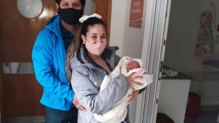 Recibió el alta Emilia, la bebe que nació en su casa y sorprendió a los padres primerizos