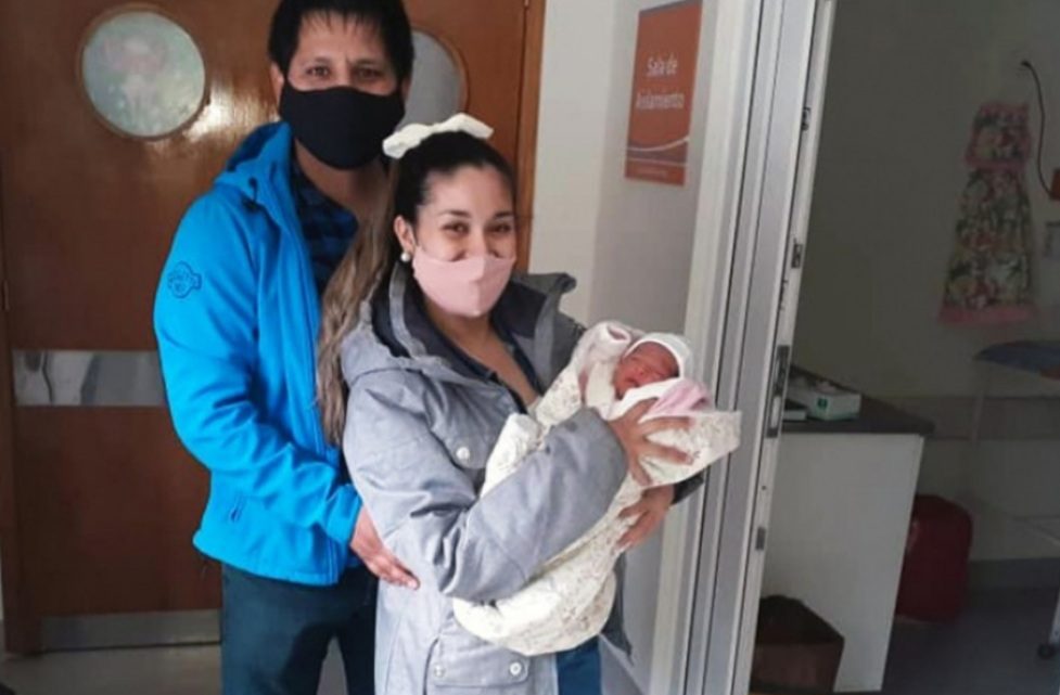 Recibió el alta Emilia, la bebe que nació en su casa y sorprendió a los padres primerizos