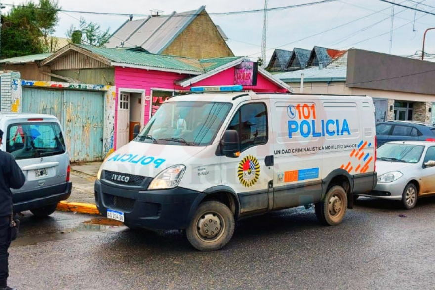 Encontraron un abuelos in vida dentro de su casa en el centro de Río Grande