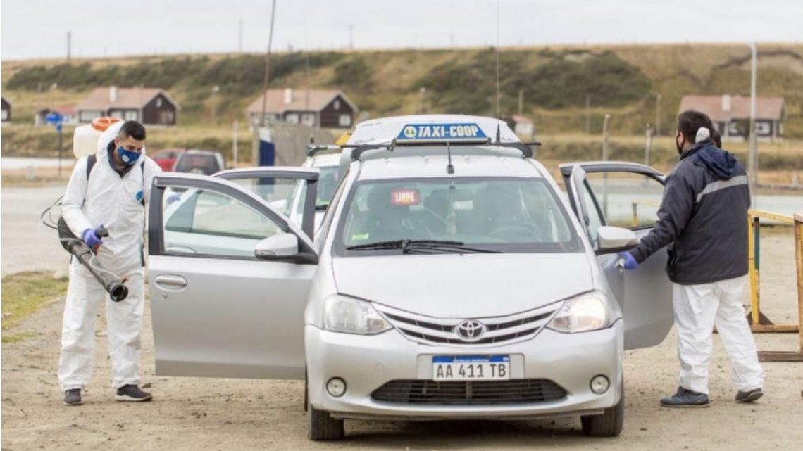 La Municipalidad de Ushuaia desinfectó taxis, remises y comercios La Municipalidad de Ushuaia desinfectó taxis, remises y comercios