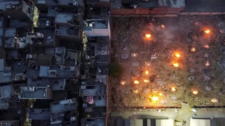 24 imágenes impactantes y desgarradoras que reflejan el grado de desesperación en India por el COVID-19 e indignan a la población