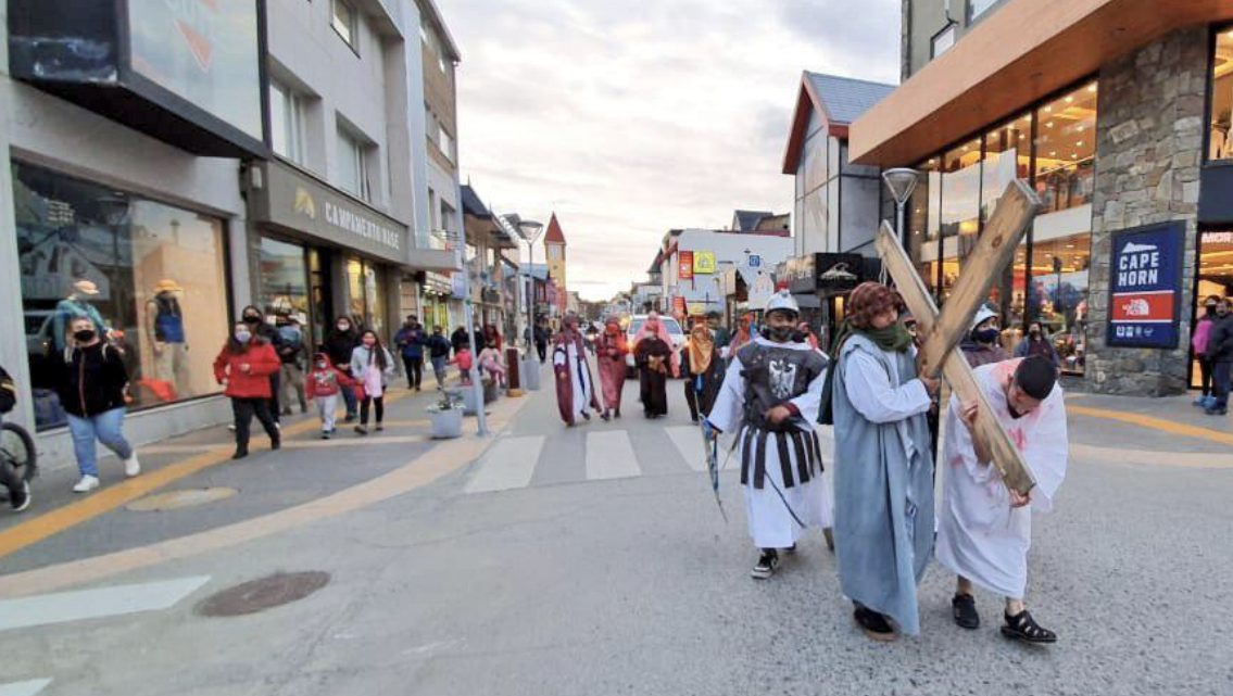 Se llevó a cabo el Vía Crucis 2021 por las calles centricas de Ushuaia Se llevó a cabo el Vía Crucis 2021 por las calles centricas de Ushuaia
