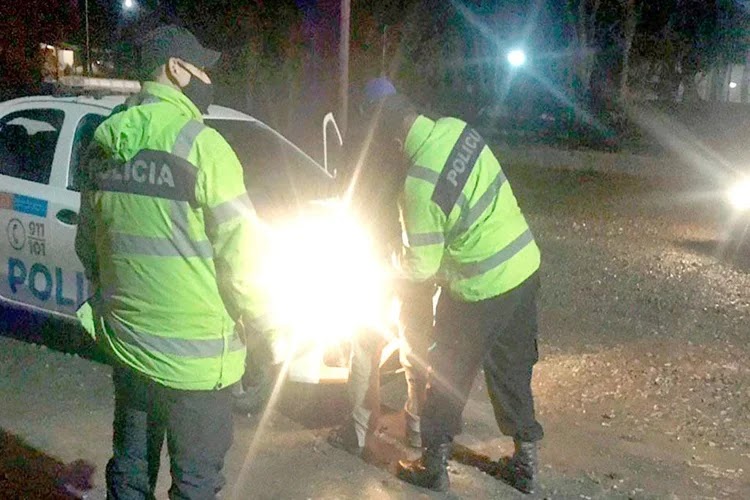 Pareja detenida en la madrugada por infringir el DNU que prohíbe circular