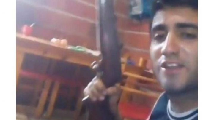 Amenazó a la Policía con una escopeta, lo atraparon y pidió perdón llorando (y todo quedó grabado)