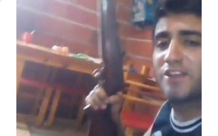 Amenazó a la Policía con una escopeta, lo atraparon y pidió perdón llorando (y todo quedó grabado)