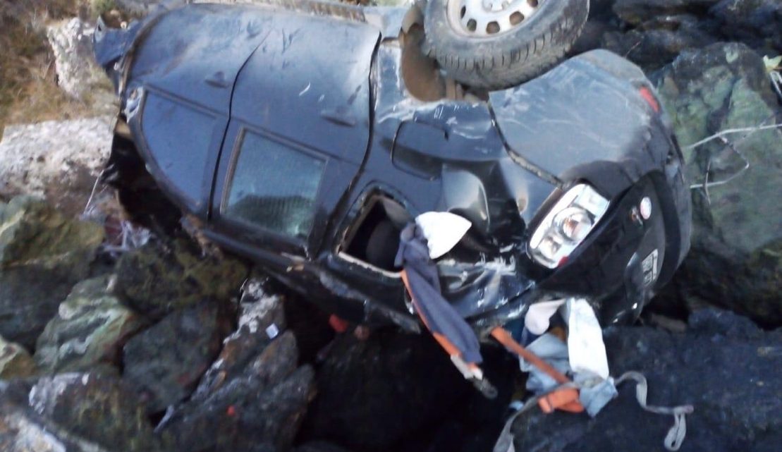 Se fugó de la policía, chocó a otro vehículo y terminó desbarrancado sobre el Canal Beagle Se fugó de la policía, chocó a otro vehículo y terminó desbarrancado sobre el Canal Beagle