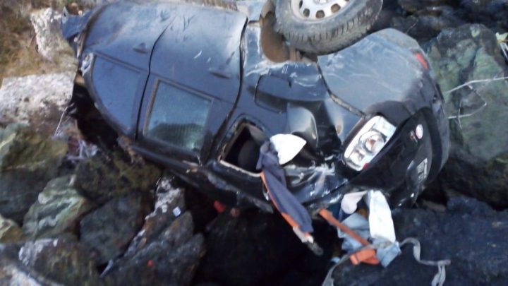 Se fugó de la policía, chocó a otro vehículo y terminó desbarrancado sobre el Canal Beagle