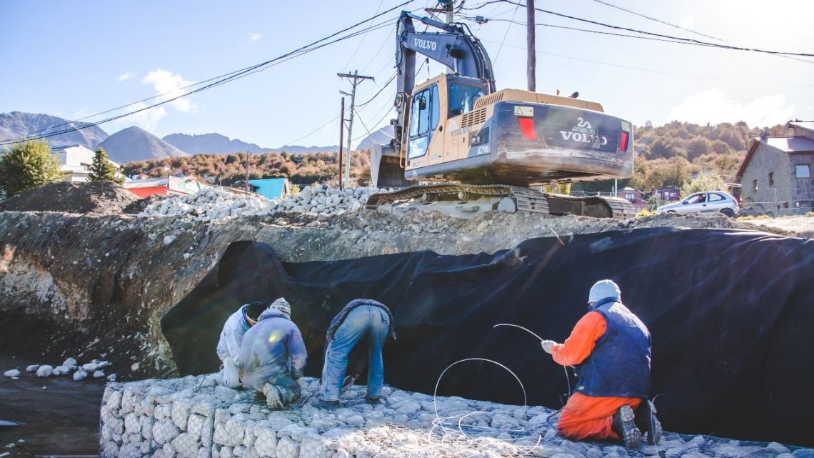 CONSTRUYEN UN MURO DE CONTENCIÓN EN EL ECOLÓGICO EN EL SECTOR DE LOS NAVEGANTES