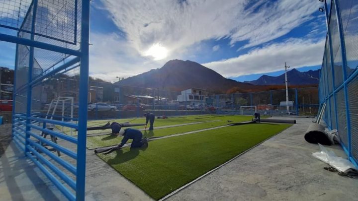 COLOCAN EL CÉSPED SINTÉTICO EN EL PRIMER PLAYÓN DEPORTIVO DE ANDORRA QUE ESTÁ PRÓXIMO A CONCLUIR