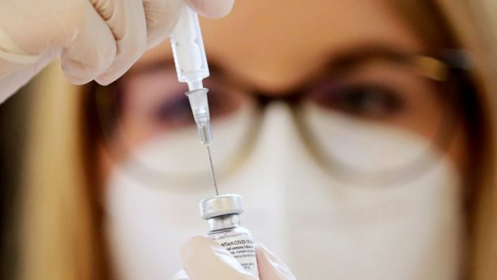 Polémica por una enfermera que rompió una vacuna de Pfizer y la rellenó con solución salina para que no la descubran