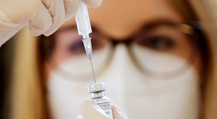 Polémica por una enfermera que rompió una vacuna de Pfizer y la rellenó con solución salina para que no la descubran