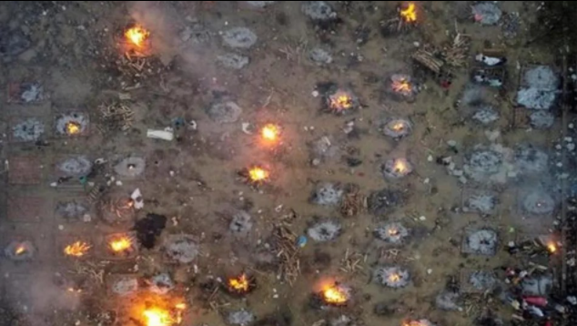 Imágenes desoladoras: drone captó cremaciones masivas por coronavirus