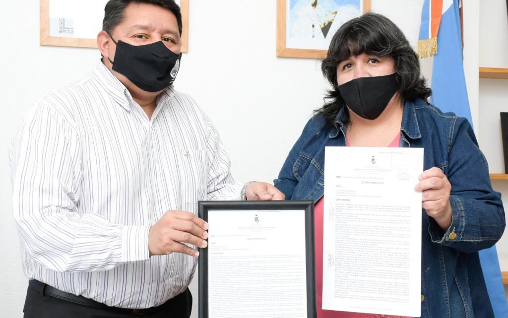 El Concejal Abregú Entregó Una Distinción A La Escritora Fueguina Mirtha Aracena