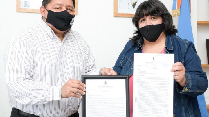 El Concejal Abregú Entregó Una Distinción A La Escritora Fueguina Mirtha Aracena