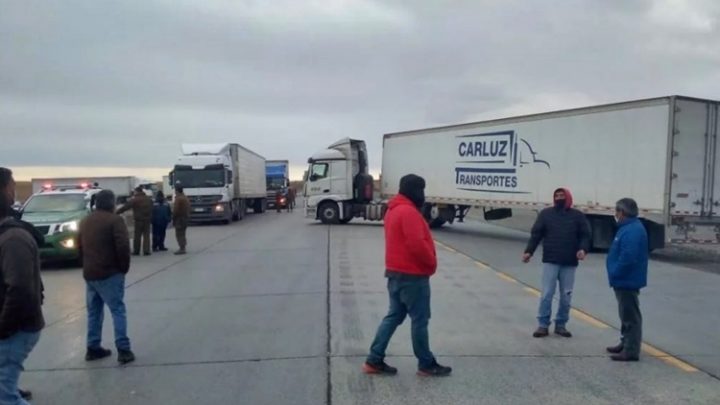 Corte de ruta de camioneros chileno impide ingreso por tierra a TDF