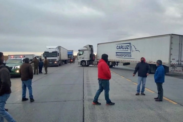 Corte de ruta de camioneros chileno impide ingreso por tierra a TDF