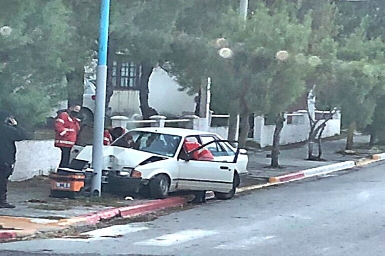Chocan contra una columna y dejan el auto abandonado Chocan contra una columna y dejan el auto abandonado