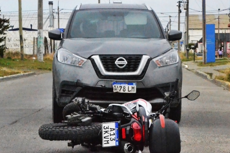 Choque entre un Nissan y una motocicleta con un lesionado Choque entre un Nissan y una motocicleta con un lesionado