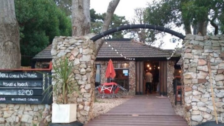 Se quejó de la mala atención de un restaurante y el dueño respondió a los golpes