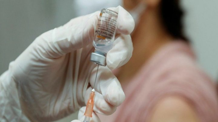 Comienza la vacunación a docentes y fuerza de seguridad en TDF