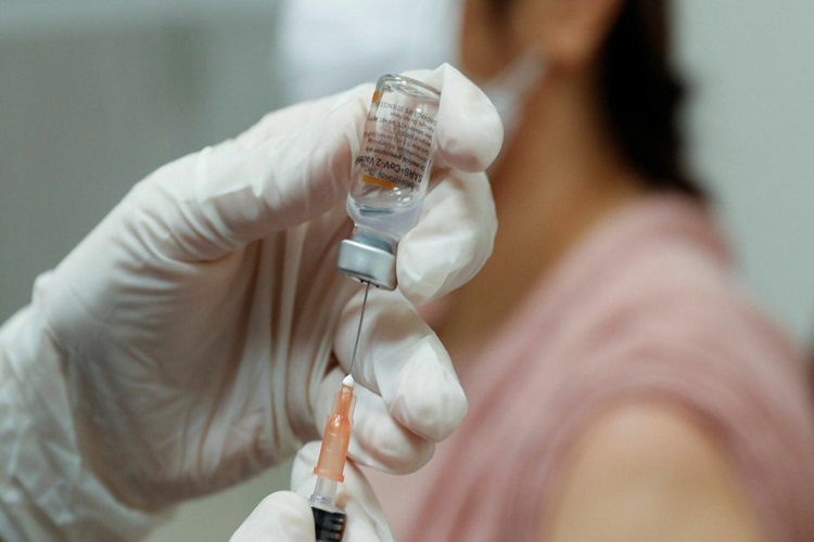 Comienza la vacunación a docentes y fuerza de seguridad en TDF