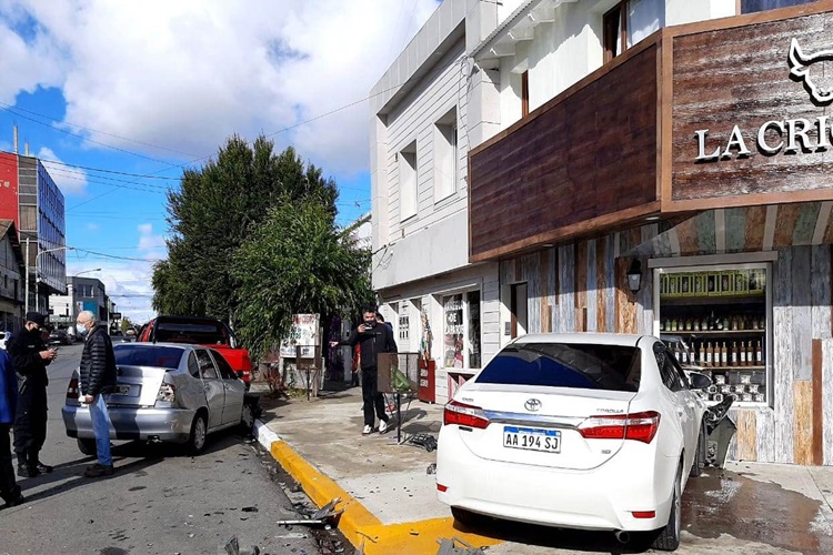 Dos choques cinco vehiculos afectados y dos personas trasladadas al Hospital
